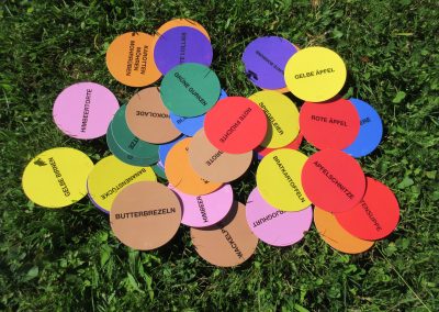 Eine Buchstabenkarte umdrehen und sich überraschen lassen.